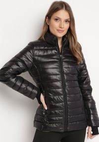 Born2be - Czarna Kurtka Pikowana na Sezon Przejściowy Verlisa. Okazja: na co dzień. Typ kołnierza: bez kaptura. Kolor: czarny. Styl: casual #1