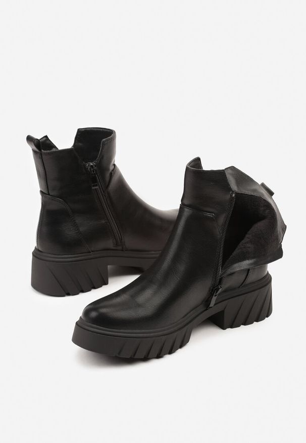 Born2be - Czarne Botki do Kostki na Tłoczonej Podeszwie Zdobione Suwakiem Vodvire. Okazja: na co dzień. Kolor: czarny. Materiał: jeans. Wzór: aplikacja. Styl: elegancki, casual, klasyczny