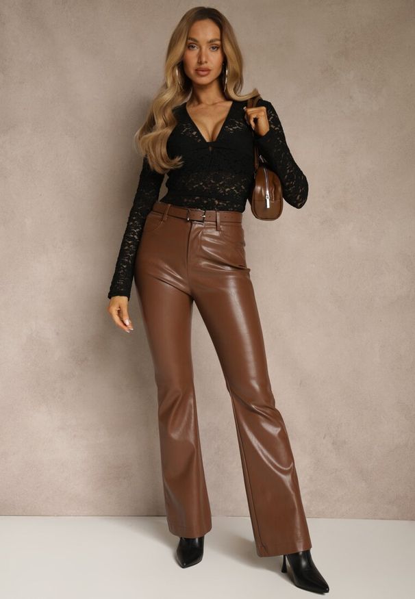 Renee - Czarna Bluzka Longsleeve z Koronki z Dekoltem w Kształcie Litery V Lerafera. Typ kołnierza: dekolt w kształcie V. Kolor: czarny. Materiał: koronka. Długość rękawa: długi rękaw. Wzór: koronka. Styl: rockowy