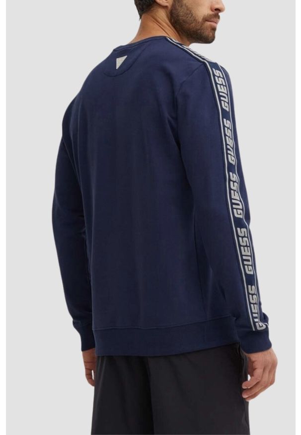 Guess - GUESS Granatowa męska bluza z lampasami Arlo Cn, Rozmiar XXL. Okazja: na co dzień, do domu. Kolor: niebieski. Materiał: bawełna, elastan. Długość rękawa: długi rękaw. Długość: długie. Styl: casual