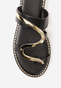 Renee - Czarne Klapki Japonki z Paskiem na Palec Zdobione Metaliczną Aplikacją Trisgeiros. Okazja: na co dzień. Kolor: czarny. Wzór: aplikacja. Sezon: lato. Styl: casual #2