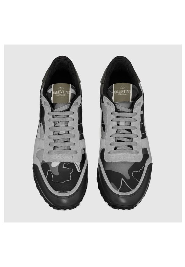 Valentino Garavani - VALENTINO Garavani sneakersy rockrunner w szarym kamuflażu, Rozmiar 45. Zapięcie: pasek. Kolor: szary
