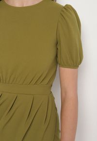 Born2be - Jasnozielona Dopasowana Sukienka Ozdobiona Marszczeniem Iffovia. Okazja: na imprezę. Kolor: zielony. Wzór: aplikacja. Styl: klasyczny, elegancki #5