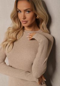Renee - Ciemnobeżowy Sweter z Wiskozą w Klasycznym Stylu Sintovira. Okazja: na co dzień. Kolor: beżowy. Materiał: wiskoza. Długość rękawa: długi rękaw. Długość: długie. Styl: klasyczny #5