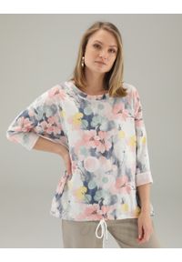 Unisono - BLUZKA Z KOLOROWYM NADRUKIEM 18-22028-1B BIAN. Materiał: bawełna, elastan. Wzór: kolorowy, nadruk #1
