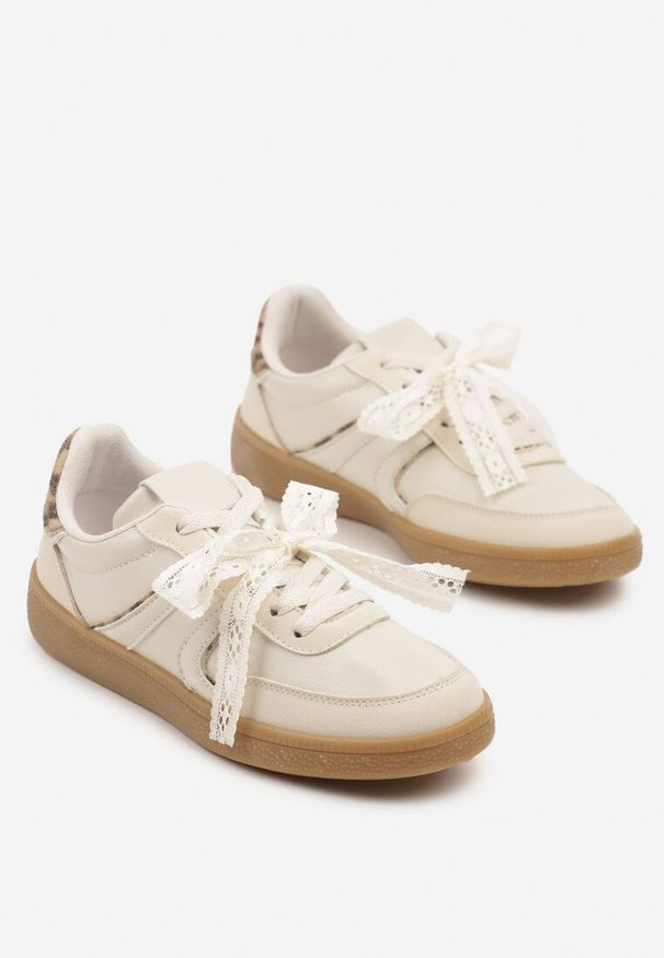 Born2be - Beżowe Sneakersy w Stylu Klasycznych Tenisówek z Odpinaną Kokardką Korimarela. Okazja: na imprezę, na co dzień. Kolor: beżowy. Materiał: jeans, dzianina
