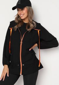 Born2be - Czarna Kurtka Jednorzędowa z Bawełną Kapturem i Wstążką Zakończona Ściągaczem Martinis. Okazja: na co dzień. Kolor: czarny. Materiał: bawełna. Wzór: aplikacja. Styl: casual, elegancki, klasyczny #1