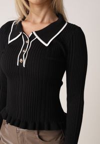 Born2be - Czarny Sweter z Wiskozą w Stylu Retro z Kołnierzykiem i Guzikami Sarrise. Okazja: na co dzień, na spotkanie biznesowe, do pracy. Typ kołnierza: kołnierz z falbankami. Kolor: czarny. Materiał: wiskoza. Wzór: aplikacja. Styl: retro #5