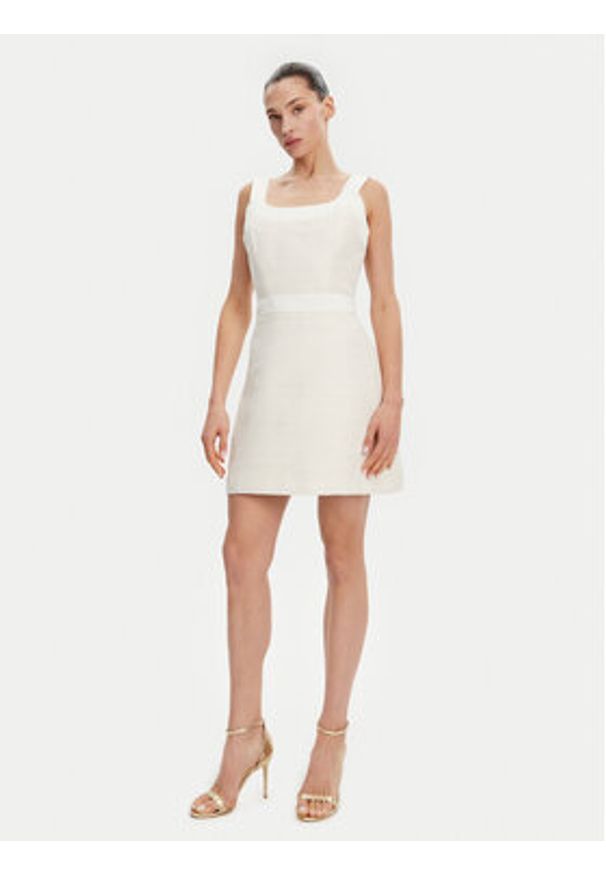 Guess Sukienka codzienna W5GK77 WH610 Écru Slim Fit. Okazja: na co dzień. Materiał: syntetyk. Typ sukienki: proste. Styl: casual