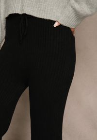 Renee - Czarne Szerokie Spodnie z Wełną High Waist z Prążkowanego Materiału Reinna. Okazja: na co dzień. Stan: podwyższony. Kolor: czarny. Materiał: prążkowany, wełna, materiał. Styl: casual #2