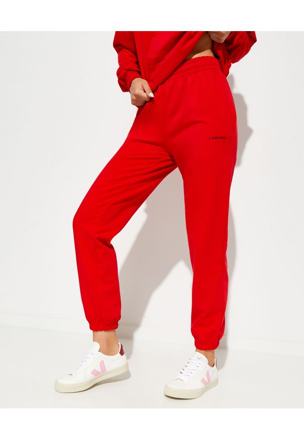 LA MANIA - Dresowe spodnie Banta. Kolor: czerwony. Materiał: dresówka. Wzór: napisy