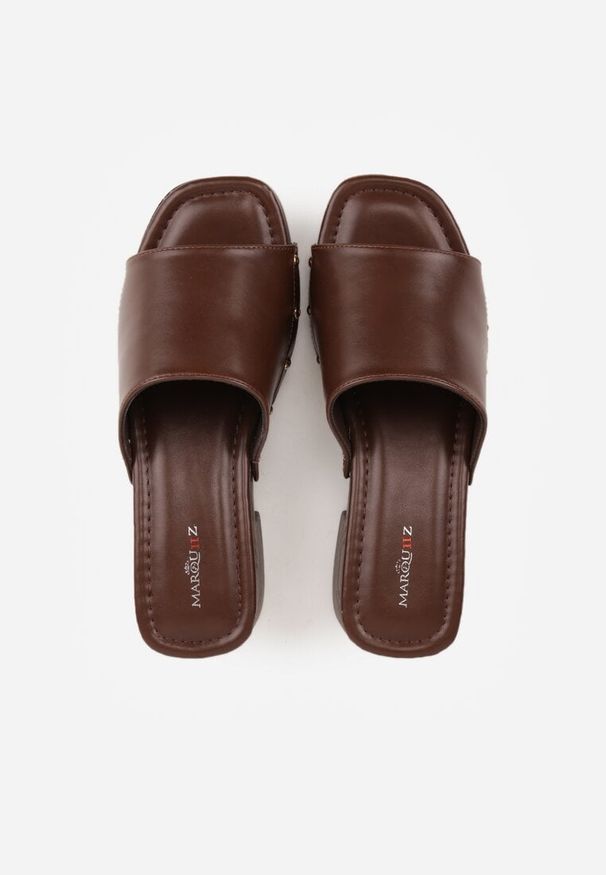 Renee - Brązowe Klapki na Platformie i Słupku Ozdobione Nitami po Bokach Wilevia. Okazja: na co dzień. Kolor: brązowy. Materiał: materiał. Wzór: aplikacja. Obcas: na platformie. Styl: casual, elegancki. Wysokość obcasa: średni