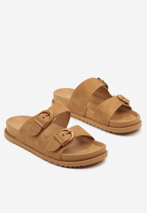 Born2be - Jasnobrązowe Klapki z Dwoma Paskami i Klamrami Raneva. Okazja: na co dzień. Kolor: brązowy. Materiał: jeans. Sezon: wiosna, lato. Styl: casual