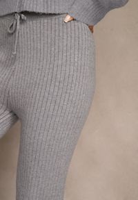 Renee - Szare Szerokie Spodnie z Wełną High Waist z Prążkowanego Materiału Reinna. Okazja: na co dzień. Stan: podwyższony. Kolor: szary. Materiał: prążkowany, wełna, materiał. Styl: casual #2