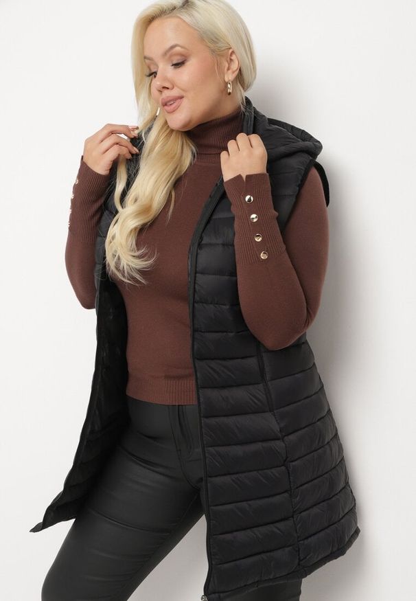 Born2be - Czarna Pikowana Kamizelka z Odpinanym Kapturem o Taliowanym Kroju Tinvalia. Okazja: na co dzień. Kolekcja: plus size. Kolor: czarny. Materiał: jeans. Styl: klasyczny, casual