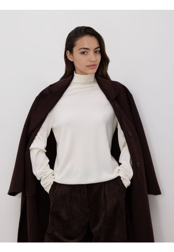 Reserved - Golf z wiskozą - złamana biel. Typ kołnierza: golf. Materiał: wiskoza