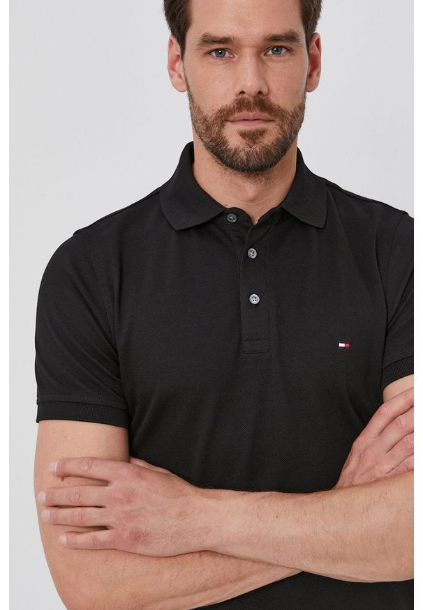 TOMMY HILFIGER - Tommy Hilfiger - Polo. Okazja: na co dzień. Typ kołnierza: polo. Kolor: czarny. Materiał: dzianina. Długość: krótkie. Wzór: gładki. Styl: casual