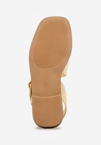 Born2be - Żółte Płaskie Sandały z Asymetrycznym Paskiem i Dużą Klamrą Zellova. Okazja: na co dzień. Zapięcie: klamry. Kolor: żółty. Materiał: zamsz, koronka. Styl: casual, elegancki #9