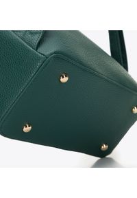 Wittchen - Damski plecak z kieszenią z przodu ciemny zielony. Kolor: zielony. Materiał: skóra ekologiczna. Wzór: aplikacja, paski. Styl: elegancki #4