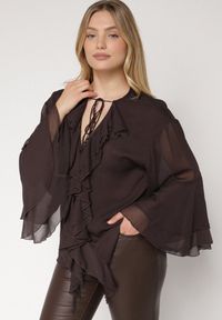 Born2be - Brązowa Bluzka w Rustykalnym Stylu z Wiązaniem i Falbankami Nenarea. Okazja: na co dzień, do pracy, na spotkanie biznesowe. Typ kołnierza: kołnierz z falbankami. Kolor: brązowy. Materiał: jeans. Styl: biznesowy, klasyczny, casual, elegancki #4