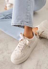 Born2be - Beżowe Sneakersy na Grubej Tłoczonej Platformie Ozdobione Brokatem i Koronką Zellysh. Okazja: na co dzień. Kolor: beżowy. Materiał: koronka. Wzór: aplikacja, koronka. Obcas: na platformie #8