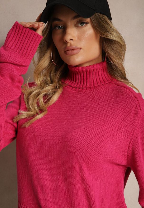 Renee - Fuksjowy Luźny Golf o Klasycznym Fasonie z Prążkami na Ściągaczach Basum. Okazja: na co dzień. Typ kołnierza: golf. Kolor: różowy. Materiał: jeans. Wzór: prążki. Styl: klasyczny