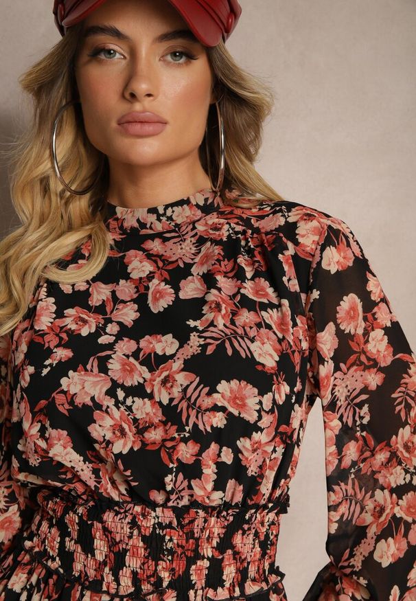 Renee - Czarna Taliowana Sukienka w Kwiaty z Gumką w Pasie Ozdobiona Falbanką Ziarae. Typ kołnierza: kołnierz z falbankami. Kolor: czarny. Wzór: kwiaty, aplikacja. Styl: elegancki