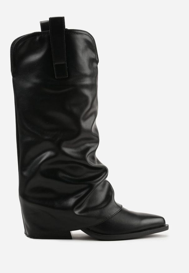 Born2be - Czarne Marszczone Kozaki Typu Kowbojki na Stożkowym Obcasie z Wywiniętą Cholewką Esvela. Okazja: na co dzień. Kolor: czarny. Materiał: jeans. Szerokość cholewki: normalna. Obcas: na obcasie. Styl: casual, elegancki. Wysokość obcasa: średni