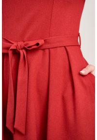 Marie Zélie - Sukienka Andrea krepa wiskozowa malinowa czerwień. Kolor: czerwony, różowy, wielokolorowy. Materiał: wiskoza. Typ sukienki: rozkloszowane. Styl: klasyczny #8