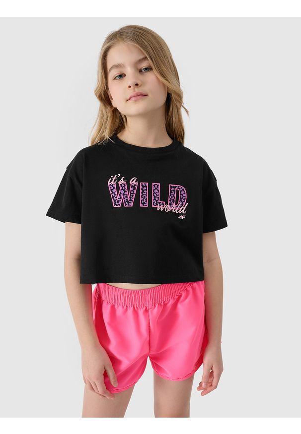 4f - 4F T-shirt crop-top z nadrukiem dziewczęcy - czarny 122 (6-7 lat). Okazja: na co dzień. Kolor: czarny. Materiał: bawełna, jersey, dzianina. Długość rękawa: krótki rękaw. Długość: krótkie. Wzór: nadruk. Sezon: lato. Styl: sportowy, casual