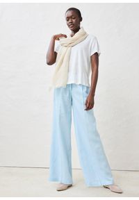 bonprix - T-shirt z czystego lnu. Typ kołnierza: dekolt w serek. Kolor: biały. Materiał: len. Sezon: lato. Styl: elegancki #3