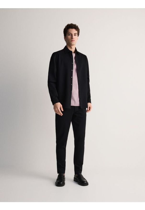Reserved - Gładka koszula slim fit z wiskozą - czarny. Kolor: czarny. Materiał: wiskoza. Wzór: gładki