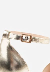 Renee - Złote Sandały VICES na Słupku i Grubej Podeszwie z Wkładką ze Skóry Naturalnej Adeia. Okazja: na urodziny, na wesele, na ślub cywilny, na imprezę. Zapięcie: pasek. Kolor: złoty. Materiał: skóra. Sezon: lato. Obcas: na słupku. Styl: elegancki #5