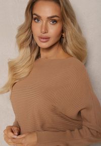 Renee - Beżowy Sweter o Klasycznym Kroju i Dekoltem w Łódkę Valorvia. Okazja: do pracy, na spotkanie biznesowe, na co dzień. Kolor: beżowy. Materiał: jeans. Styl: klasyczny #3