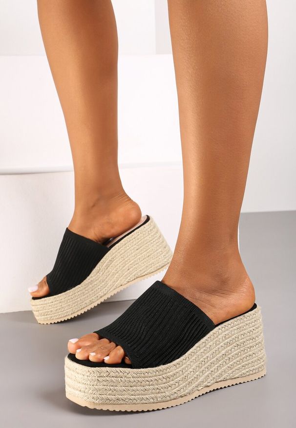 Renee - Czarne Casualowe Klapki w Stylu Boho na Koturnie z Plecionką Neltara. Okazja: na co dzień. Nosek buta: otwarty. Kolor: czarny. Sezon: lato. Obcas: na koturnie. Styl: boho, casual. Wysokość obcasa: średni