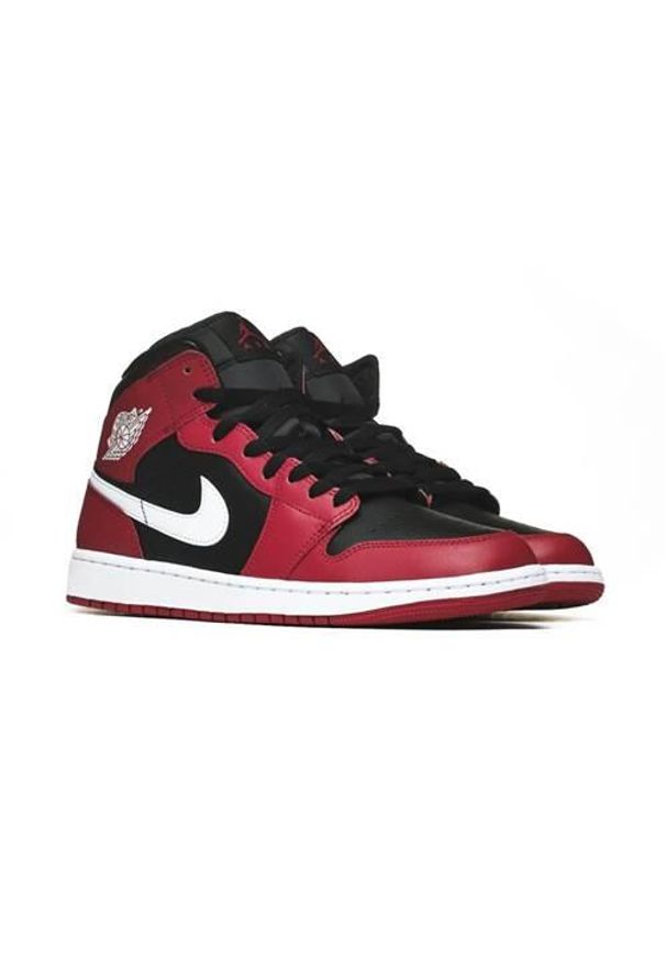Buty koszykarskie męskie Nike Air Jordan 1 Mid. Zapięcie: sznurówki. Kolor: czerwony. Materiał: guma, tkanina, skóra, materiał, syntetyk. Szerokość cholewki: normalna. Model: Nike Air Jordan