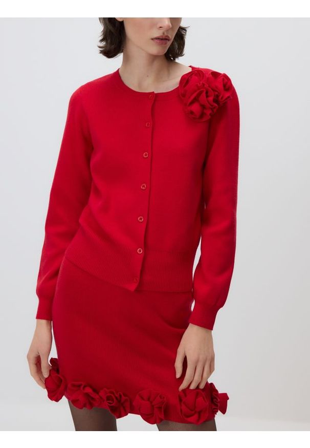Reserved - Kardigan z aplikacją - czerwony. Kolor: czerwony. Materiał: dzianina, wiskoza. Wzór: aplikacja