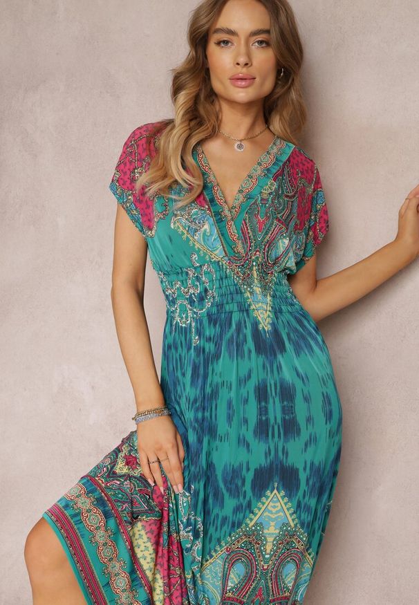 Renee - Zielona Sukienka o Kopertowym Kroju w Ornamentalny Print Nalori. Kolor: zielony. Materiał: materiał. Długość rękawa: krótki rękaw. Wzór: nadruk. Typ sukienki: kopertowe. Długość: maxi