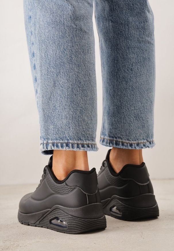 Renee - Czarne Sneakersy na Platformie z Transparentną Wstawką przy Podeszwie Riovira. Kolor: czarny. Obcas: na platformie