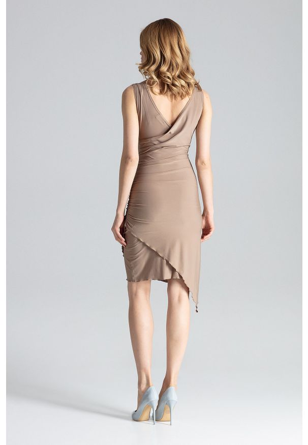 Figl - Beżowa Asymetryczna Sukienka Modnie Marszczona. Kolor: beżowy. Materiał: elastan, poliester. Typ sukienki: asymetryczne