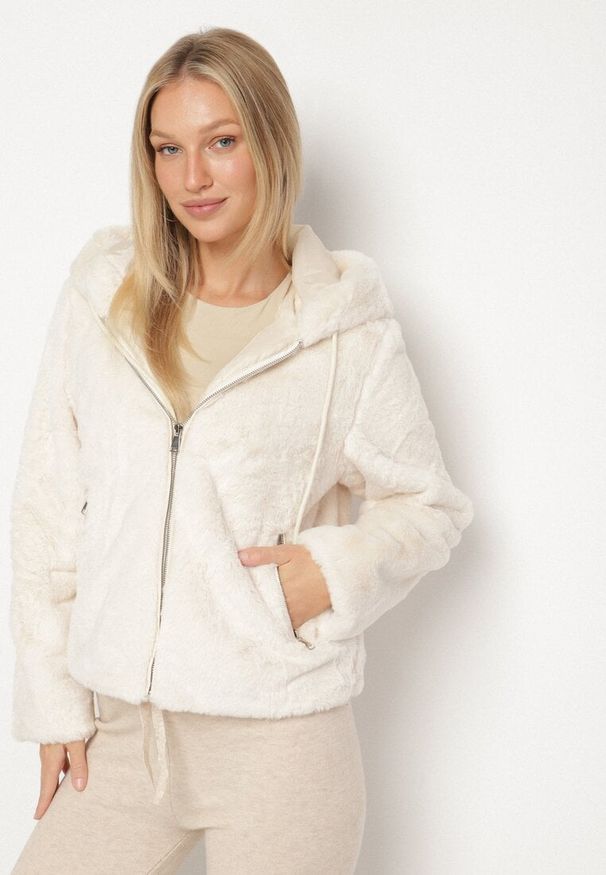 Born2be - Beżowa Casualowa Kurtka Futerko z Kapturem Nindrie. Okazja: na co dzień. Typ kołnierza: kaptur. Kolor: beżowy. Materiał: futro. Styl: casual