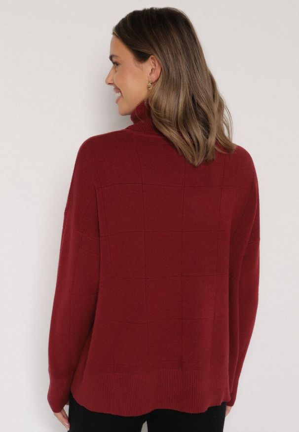 Born2be - Bordowy Golf w Klasycznym Stylu Linagela. Typ kołnierza: golf. Kolor: czerwony. Materiał: jeans. Styl: klasyczny