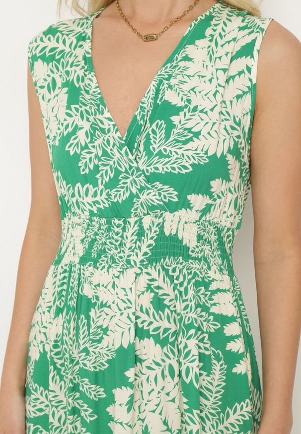 Born2be - Zielona Wiskozowa Sukienka o Rozkloszowanym Kroju z Gumką w Pasie i Dekoltem w Serek Denesta. Okazja: na co dzień. Typ kołnierza: dekolt w serek. Kolor: zielony. Materiał: wiskoza. Styl: casual, elegancki, boho