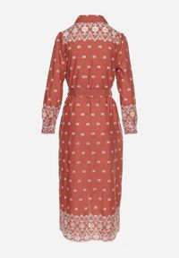 Born2be - Jasnobrązowa Sukienka o Koszulowym Kroju z Wiązanym Paskiem Ozdobiona Haftem Valentirae. Okazja: na co dzień. Kolor: brązowy. Materiał: bawełna. Wzór: aplikacja, haft. Typ sukienki: koszulowe. Styl: casual, klasyczny #4