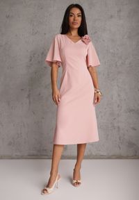 Renee - Różowa Zwiewna Sukienka Wieczorowa VICES z Aplikacją 3D w Kształcie Kwiatu Themira. Typ kołnierza: dekolt w kształcie V. Kolor: różowy. Wzór: aplikacja, kwiaty. Styl: wizytowy #2