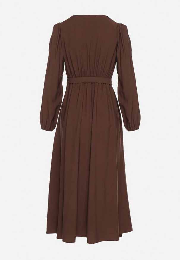 Born2be - Brązowa Wiskozowa Sukienka o Rozkloszowanym Kroju z Paskiem z Klamerką Arilesse. Okazja: na co dzień. Typ kołnierza: dekolt w kształcie V. Kolor: brązowy. Materiał: wiskoza. Styl: casual, elegancki