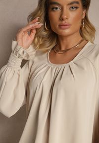Renee - Beżowa Bluzka Ozdobiona Marszczeniem Emirana. Okazja: na co dzień. Kolor: beżowy. Materiał: jeans. Długość rękawa: długi rękaw. Długość: długie. Wzór: aplikacja. Styl: klasyczny, casual #5