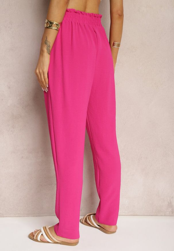 Renee - Fuksjowe Spodnie Typu Paper Bag High Waist z Gumką w Talii Salvavia. Okazja: na co dzień. Stan: podwyższony. Kolor: różowy. Styl: casual, elegancki