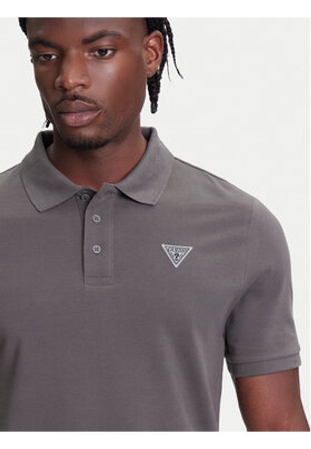 Guess Polo Z5YP02 K9WF1 Szary Regular Fit. Typ kołnierza: polo. Kolor: szary. Materiał: bawełna