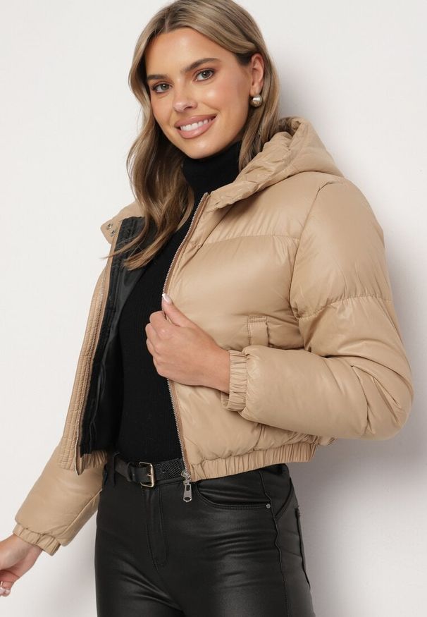 Born2be - Ciemnobeżowa Kurtka Pikowana o Krótkim Fasonie z Kapturem Tinthella. Okazja: na co dzień, na spacer. Typ kołnierza: kaptur. Kolor: beżowy. Materiał: jeans. Długość: krótkie. Wzór: aplikacja. Styl: casual, elegancki